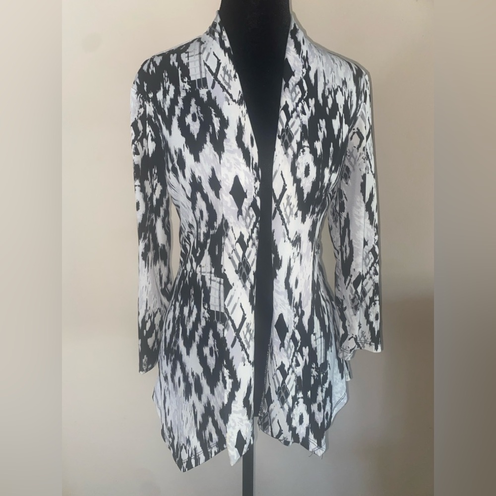 Roz & Ali Black and White Patterned cardigan